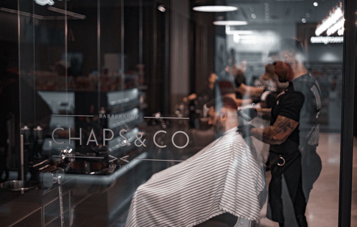 Barber atenent un client en una barberia